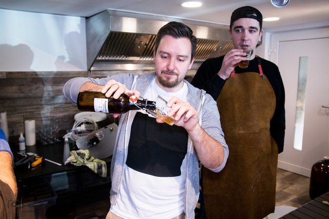 unglaublich aber wahr, die Dunstabzugshaube im Hintergrund zieht den gesamten Raum leer, ach ja und ohne Bier geht so eine Aktion natürlich auch nicht.