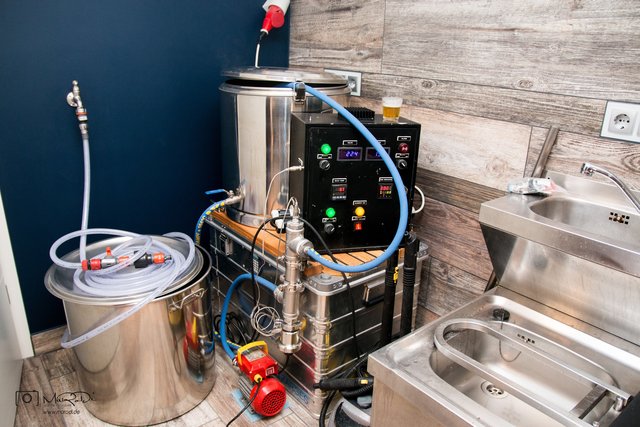 2018.04.08_Pre-Opening_Rheinküste_Braumanufaktur_003.jpg (2.14 MiB) 12930 mal betrachtet 70l volle Power und bevor jemand fragt, der Schlauch ist Lebensmittelecht und ausschließlich für Brauwasser