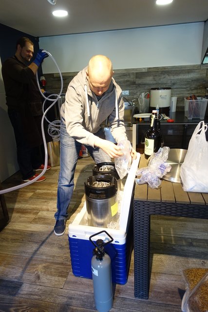 DSC05307.JPG (1.54 MiB) 12929 mal betrachtet Um das wesentliche sollte sich früh gekümmert werden. Die große Flasche ist im übrigen ein Zwickel von 2006, von dem haben wir gelernt: oxidation schmeckt scheiße