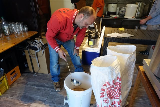 DSC05441.JPG (1.5 MiB) 12951 mal betrachtet Abwiegen darf sich jeder selbst