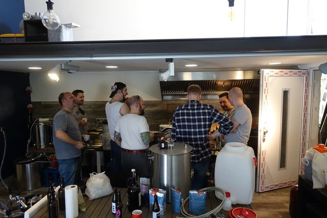 DSC05525.JPG (1.17 MiB) 12427 mal betrachtet klarer Fall von: einer schafft, sechs babbeln dummes Zeug