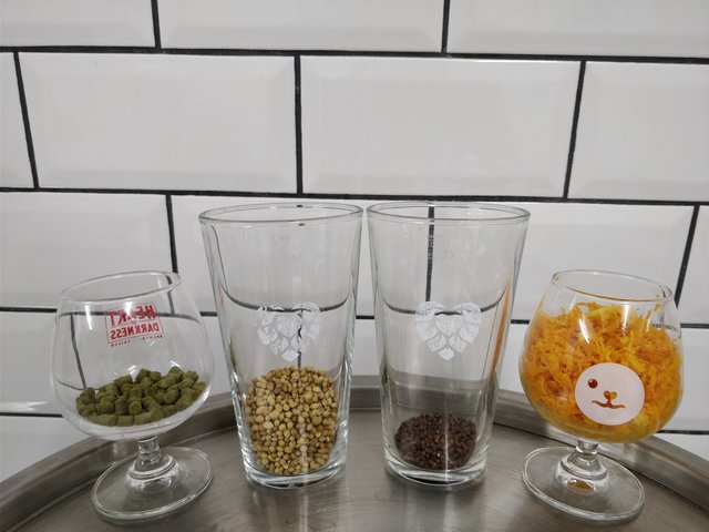 Kerkules, Koriandersamen, Paradieskörner, Orangen-/Zitronenschalen
