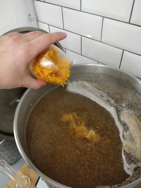 Orangen- und Zitronenschalen kommen dazu