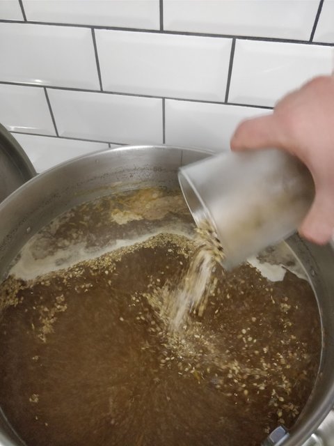 frisch gemahlene Koriandersamen und Paradieskörner hinein in die Würze
