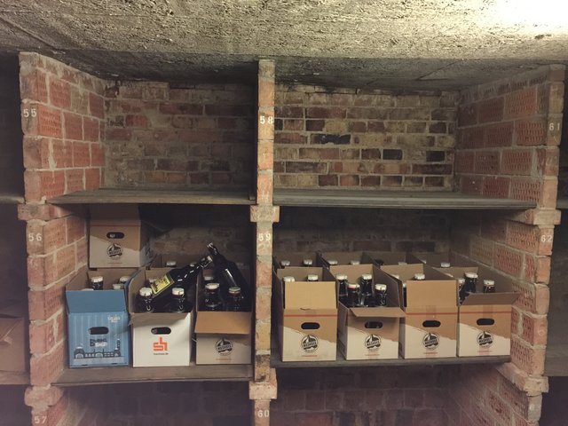 Von der ehemaligen HBX Brauerei haben wir 60 2 Liter Kannen bekommen.