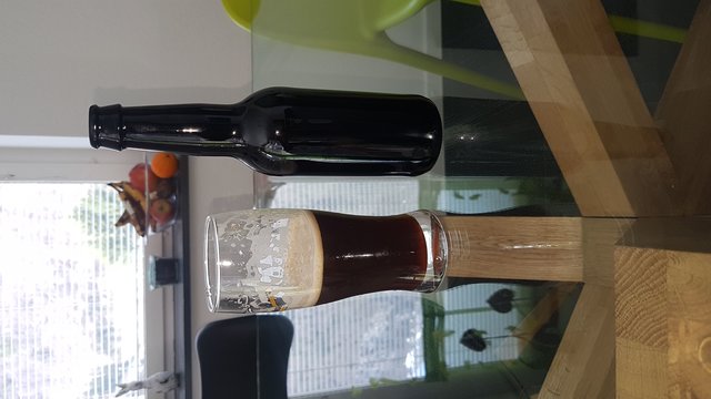 Wie gewünscht sehr dunkel und hopfig im geschmack