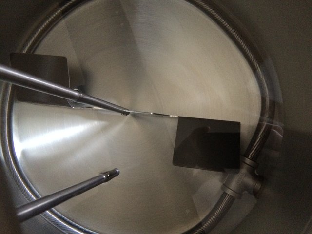 IMG_4726.JPG (1.23 MiB) 7558 mal betrachtet Hier sieht man den Hauptguss inkl. Rührwerk von Adams Hardware, Temperatursensor in Edelstahltauchhülse und Läuterhexe im T-Stück