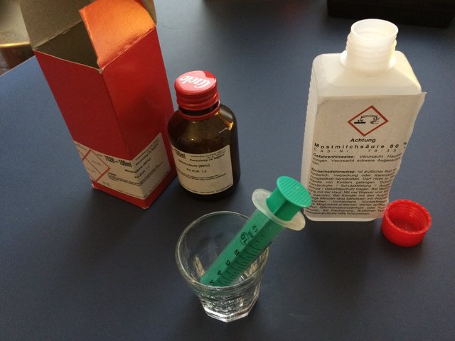 IMG_4730.JPG (1.23 MiB) 7404 mal betrachtet Milchsäure für Haupt- und Nachguss vorbereitet. Eine RA von 1,5° dH habe ich angepeilt.