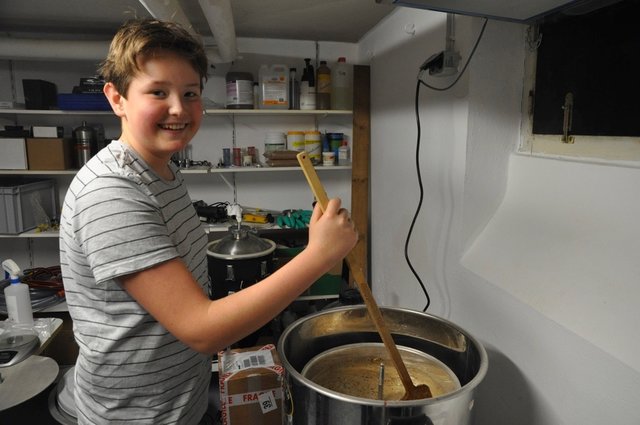 Der Junior Braumeister hilft beim Einmaischen