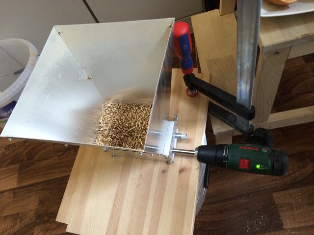 IMG_4738.JPG (1.15 MiB) 7404 mal betrachtet Hier unsere Chinamühle mit dem tapferen Bosch Akkuschrauber. Der macht das nun schon seit über 20 Suden. Ich kann mich nicht beschweren, würde mich aber auch nicht wundern, wenn der eines Tages einfach aussteigt.<br />Die Mühle befand sich bis vor kurzem in einem Regal und ist daher auf einem Regalboden befestigt. Da das Regal nun aber weichen musste, haben wir diesmal eine etwas abenteuerliche Konstruktion gehabt.