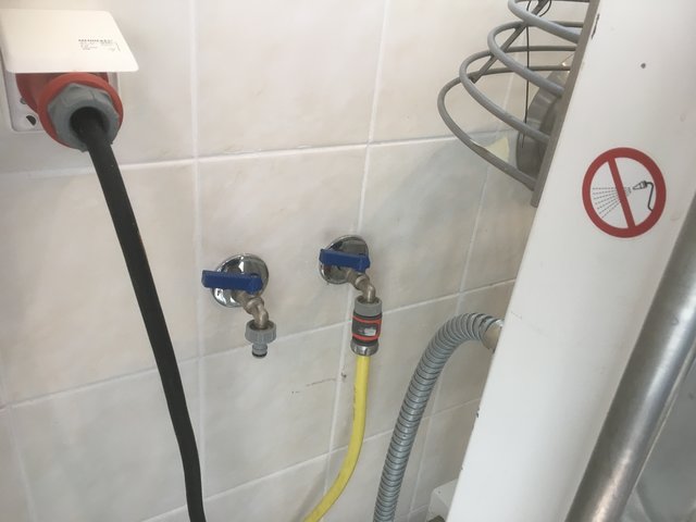 Anschluss für Brunnenwasser mit Rücklauf. Für die Kühlspirale.