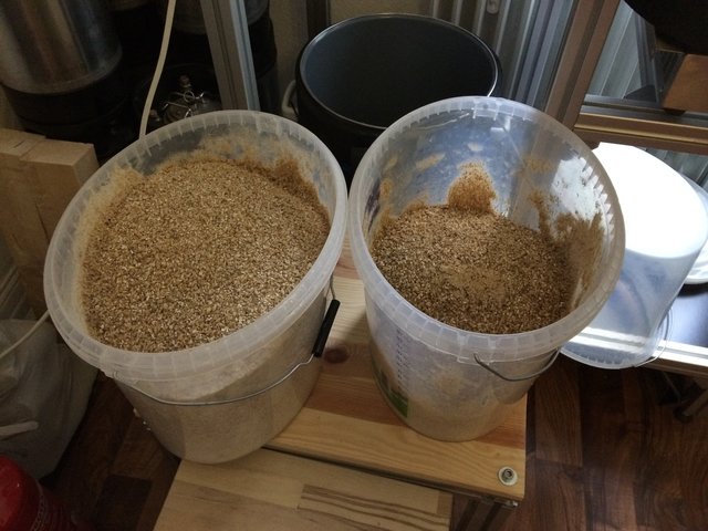 fertig geschrotet, ca. 12kg Malz sind bereit zum Einmaischen