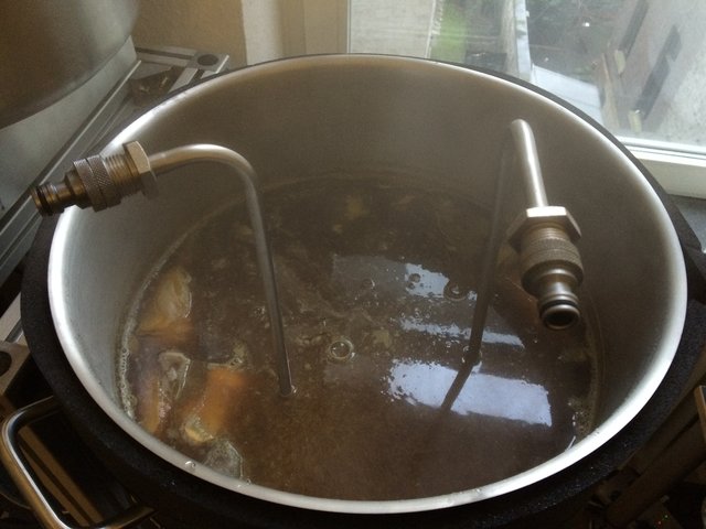 IMG_4752.JPG (1.13 MiB) 7404 mal betrachtet die letzten 10min des Kochens. Die Teebeutel mit den weiteren Zutaten (außer dem Zucker, der brauchte keinen) in der Würze versenkt und den Eintauchkühler schon mal eingetaucht