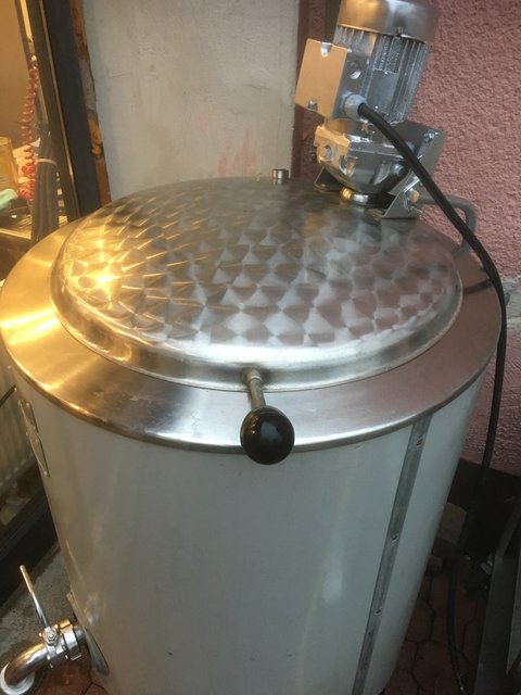 Der Pasteurisierer mit Deckel, Motor und Auslaufhahn