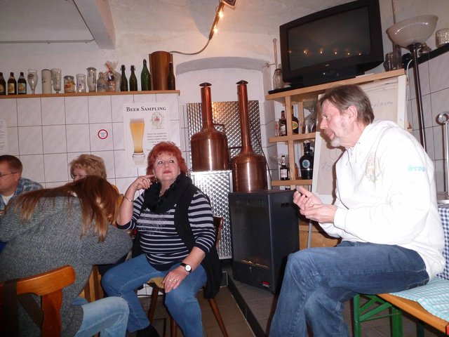 Trotz des langen Tages, (fast) alle sind noch voll konzentriert (man beachte die Dame aus der Rückenansicht).