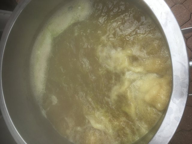 Das ist einer der beiden Kocher in der ich die Würze koche. Dieser hat 90 Liter und wird mit Glycerin beheizt.
