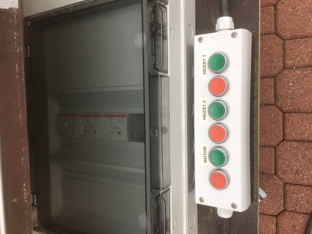 Das ist der Schaltschrank für den Motor. 1und 2 Heizstab.