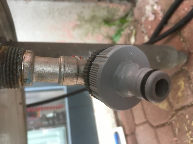 Der Anschluss für warmes oder kaltes Wasser für den Kühlmantel bzw. Heizmantel. Der Abstellhahn ist dahinter. Im Bild schlecht zu sehen.<br />Den Rest kann sich jeder vorstellen. Ich kühle in großen Kühlschränken in normalen Gärfässern von 60-120 Liter Größe. Ich zeige euch auch noch mein Lieblingsteil einen Akkuheber für die Gärfässer. Ohne den Heber gab es nur einen Freund der bereit war sich mit mir den Rücken zu verheben. Abfüllen in NC Keg. Stelle unten noch ein paar Bilder rein, damit ihr euch das vorstellen könnt.