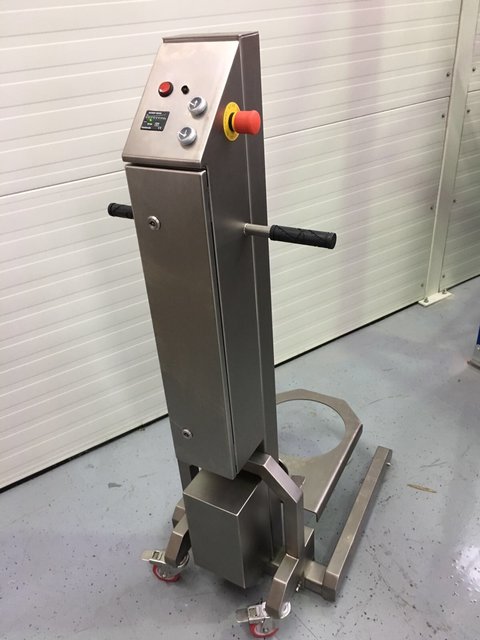 Das ist mein Helfer für alles schwere beim Brauen. damit kann ich auch meinen 100 Liter Läuterkessel über den Kocher heben und bequem ablaufen lassen. Geht aber nur weil ich beruflich Zugriff habe.