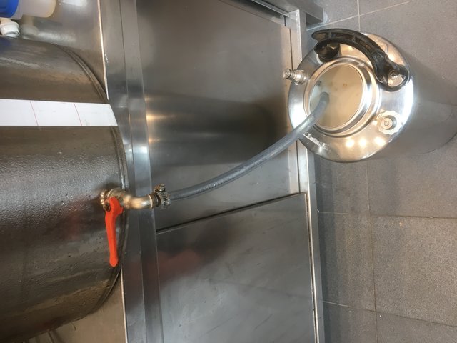 Auch hier ohne meinen Heber bekommt man das Fass nicht auf den Tisch. Erst mit dem Teil macht es in dieser Größe Spaß allein zu brauen. Trotz der vielen Hilfsmittel ist nicht alles automatisiert. Das ist auch nicht mein Ziel den ich bin gerne mittendrin und steuer selbst und nicht irgend eine Automatik. Ich hoffe es ist für den einen oder anderen mal ein Anstoß das einige Dinge auch für andere Sachen genutzt werden können. Der Pasteurisierer war ursprünglich für die Eisproduktion im Einsatz.