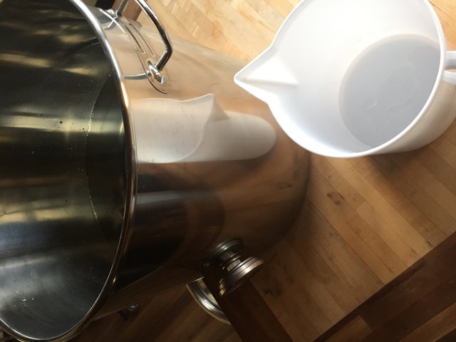 Wasser in den Topf, hier der 50 Liter Nachgusstopf
