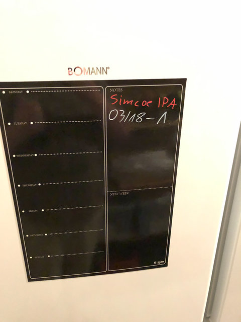 Tafel am Kühlschrank mit Inhalt des Selbstgebrauten. Es wird Zeit für Neues