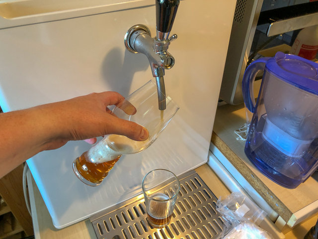 Das Glas auf an der Abtropfschale fülle ich bewusst mit etwas Bier, um ungebetene Kleinstgäste dort hinzulocken. So lassen Sie vielleicht die Würze eher in Ruhe.