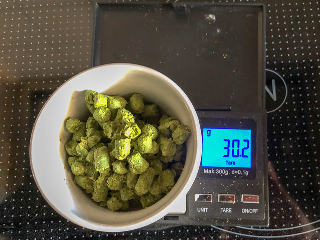 Hopfen für die Vorderwürze abwiegen