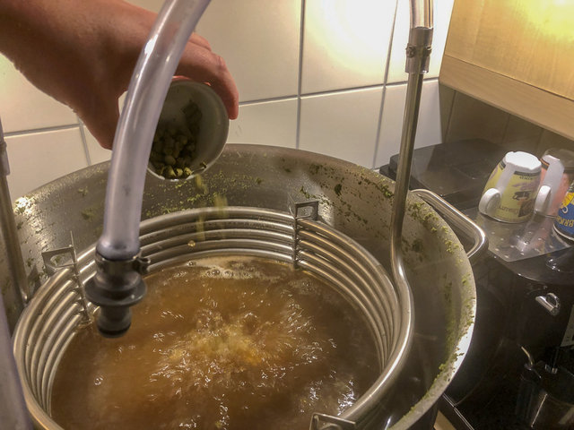 letzte Hopfengabe des Brautags