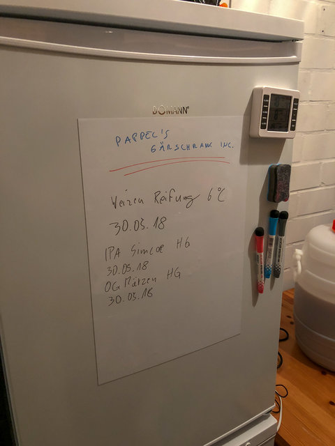 Tafel am Gärschrank mit Eckdaten