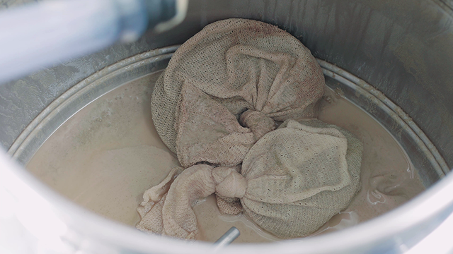 Trub, Hefe und Hopfenstopfsäckchen im Fermenter