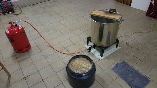 10kg Malz warten (ca 9kg 85/15 Gemisch aus Pilsner und Münchner, 1kg Karadunkell)