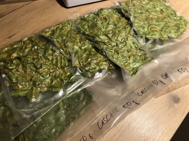 IMG_8927.jpg (457.13 KiB) 3204 mal betrachtet Vakuumiert für den TK