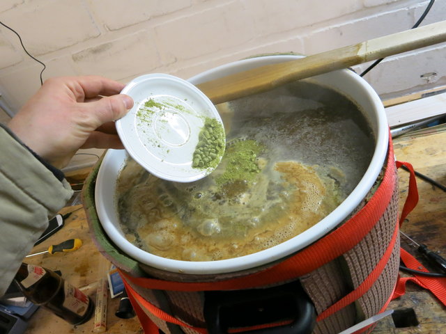 Nach 70 Minuten den Aromahopfen hinzugefügt.
