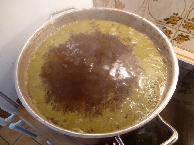 Nach 10 Minuten Zugabe des Hopfens Hallertauer Perle mit 10 % Alpha.