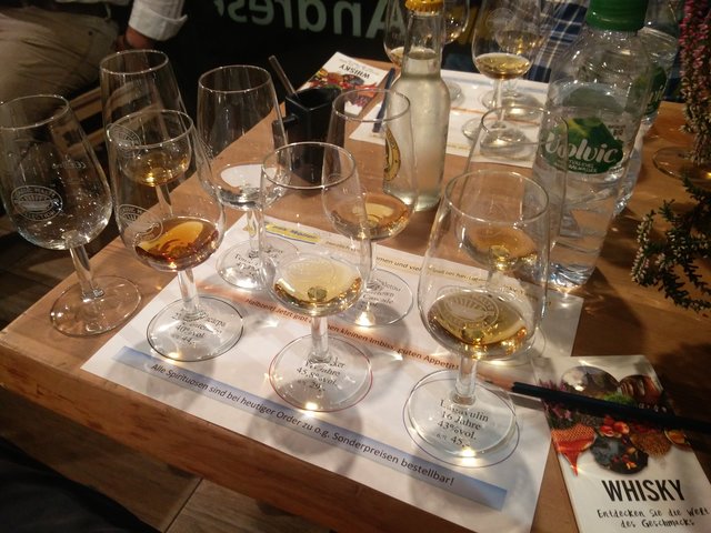 Whiskytasting im örtlichen Edeka. Als Bonus ist noch ein Rum und ein Gin dabei.