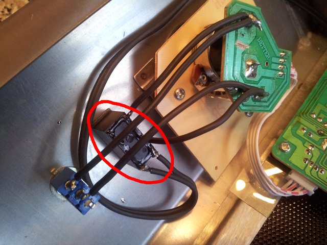 Hendi_innen1.jpg (776.67 KiB) 13788 mal betrachtet Das ist das verbaute Relais M4 05H (Bild von Ulli)