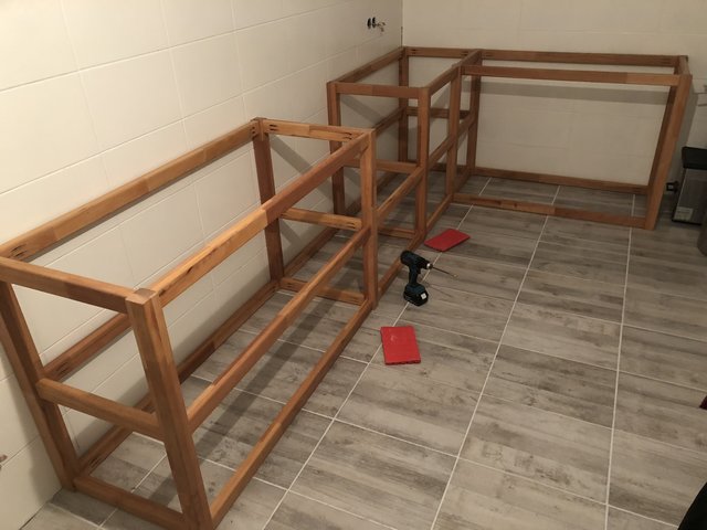 IMG_0201.jpg (1.95 MiB) 9057 mal betrachtet Die einzelnen Grundrahmen fertig montiert und in Position