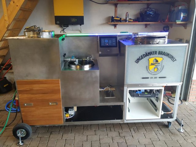 K1024_IMG_20181107_082928.JPG (111.16 KiB) 6484 mal betrachtet Wir haben die Rückwand montiert. Außerdem hat uns ein befreundeter Grafiker ein Logo entworfen und auf die Scheibe vor der Sudpfanne geklebt. Unter der Sudpfanne ist jetzt ein kleines Schubladenregal für Zubehör