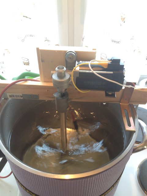 Impeller rührt Wasser