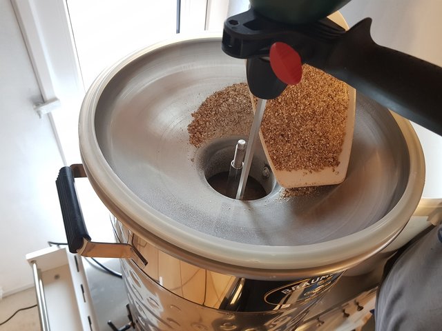 05-Einmaischen.jpg (321.8 KiB) 6431 mal betrachtet Einmaischen mit Edelstahl Rührquirl