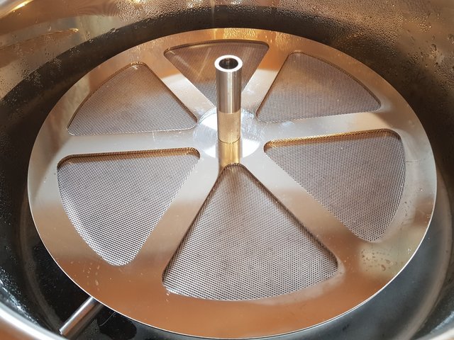 06-Auffüllen.jpg (525.33 KiB) 6431 mal betrachtet Mischung aus BacBrewing und Lob