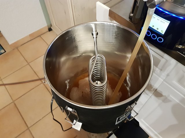 20-Abfüllen.jpg (288.87 KiB) 6431 mal betrachtet Hefe direkt dazugegeben (stand im Keller bei ca. 15°C), Temperatur lt. Braumeister 36,5°C da Temperaturfühler unter Trubkegel, tatsächlich etwa 15°C