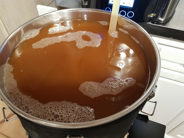 21-25L.jpg (318.28 KiB) 6431 mal betrachtet 25 Liter, mehr geht leider net rein wenn man der Hefe noch ein wenig Platz lassen will.