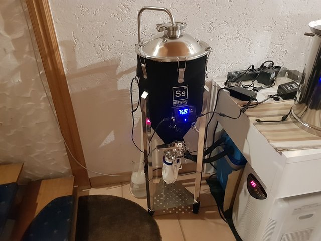 24-Temperatur.jpg (334.53 KiB) 6431 mal betrachtet Tatsächliche Würzetemperatur 15,2°C, etwas niedrig. aber besser als zu hoch ;)