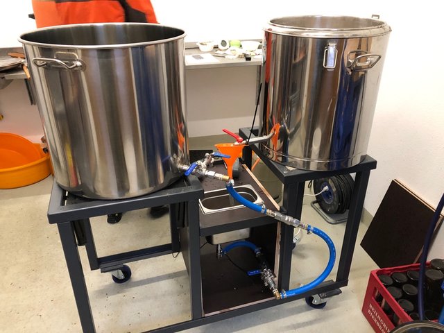 links die 100L Würzepfanne, rechts der 60L Thermoport mit Läuterhexe