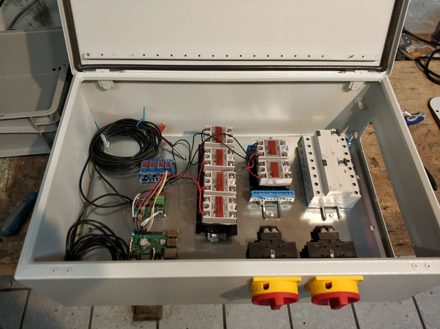 WhatsApp Image 2019-01-03 at 09.19.19.jpeg (183.11 KiB) 12549 mal betrachtet Sicherungskasten