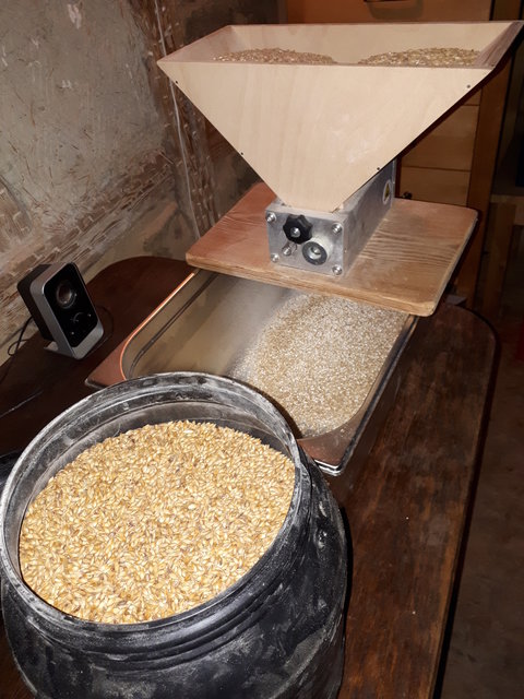 Malz schroten mit der Mattmill Klassik