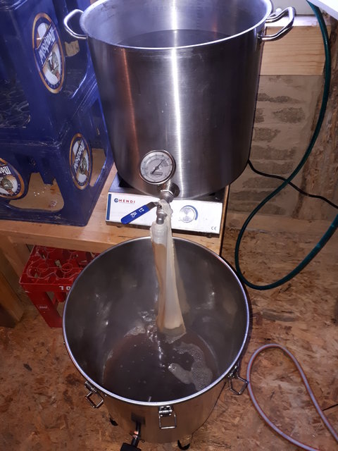 Hopfenseihen mit Hopsocket in den BrewBucket