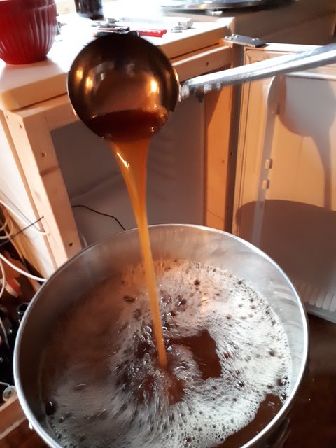 Aufziehen der Hefe. Ist bei Trockenhefe nicht nötig. Bisschen mach ich zur gleichmäßigen Verteilung trotzdem immer.